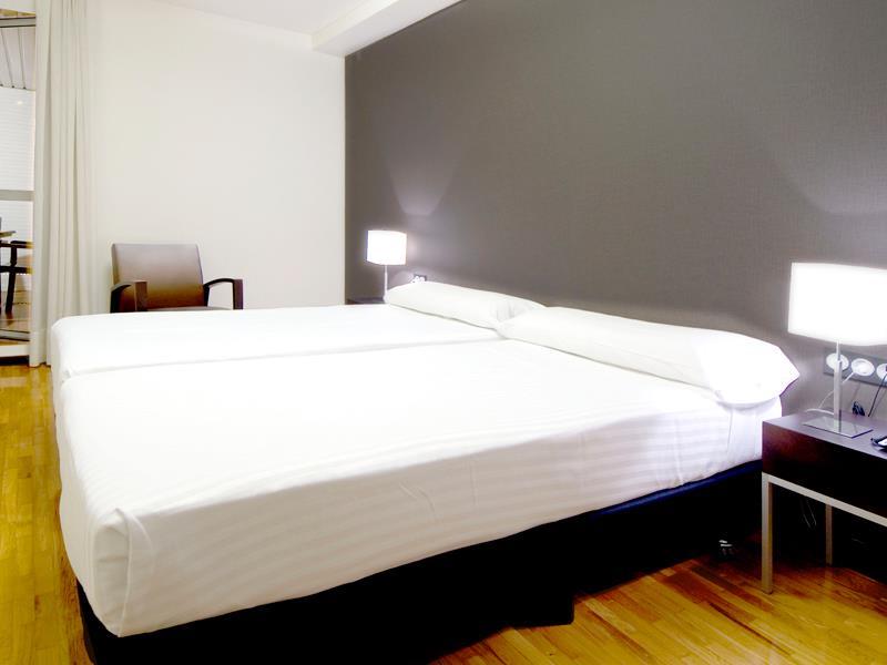 Apartamentos Mendebaldea Suites Pamplona Rum bild