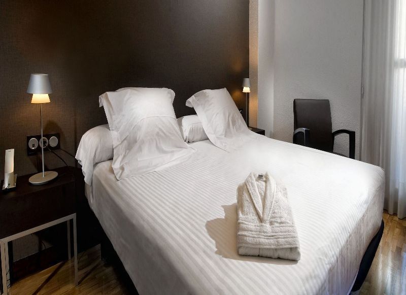 Apartamentos Mendebaldea Suites Pamplona Exteriör bild