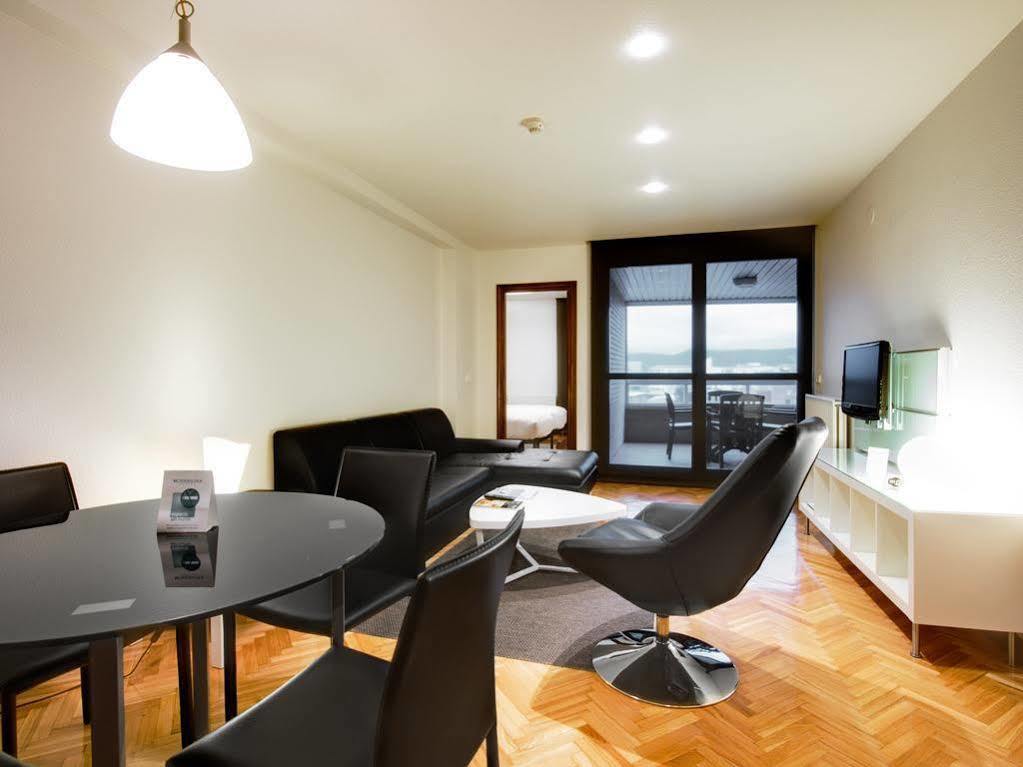 Apartamentos Mendebaldea Suites Pamplona Exteriör bild